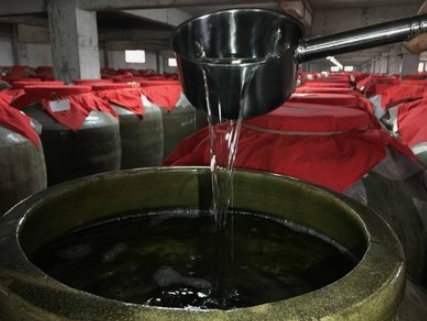 新型固态发酵生产酱香型白酒的方法